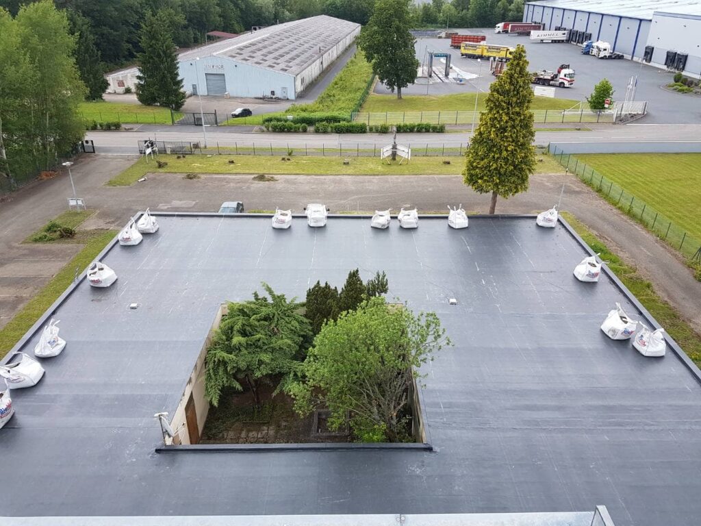 membrane EPDM Alonzo appliquée sur une toiture pour une étanchéité souple et durable