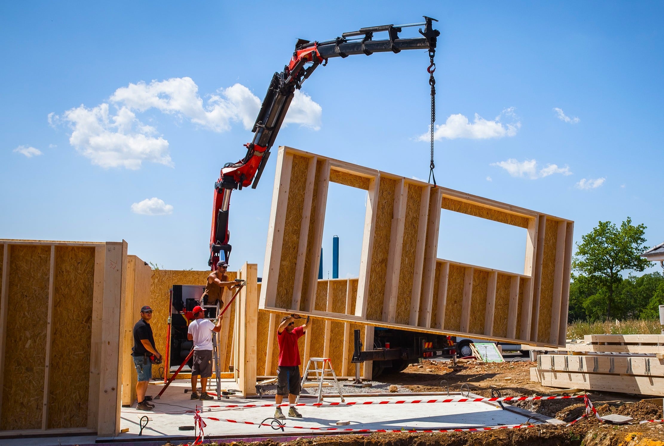 assemblage des éléments structurels en bois pour la construction d’une maison à ossature bois