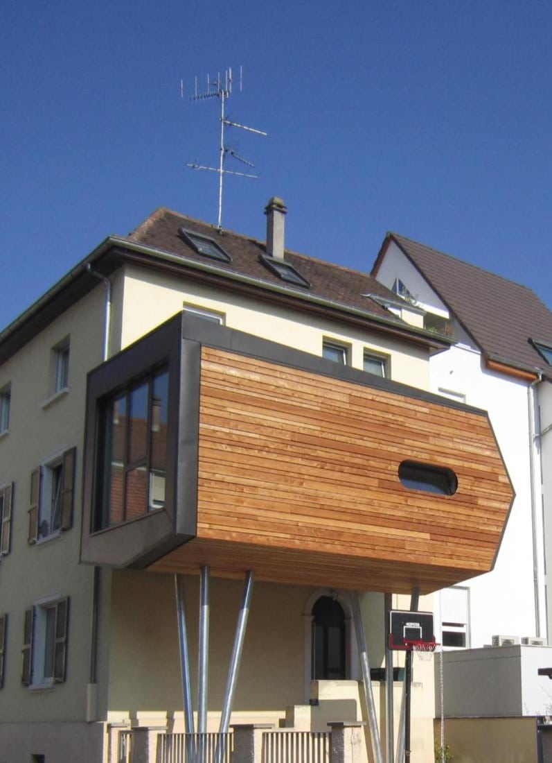 Extension en bois attenante à une maison alliant design moderne et matériaux naturels