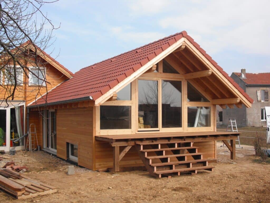 Maison en bois pour une construction chaleureuse, écologique et intégrée à son environnement