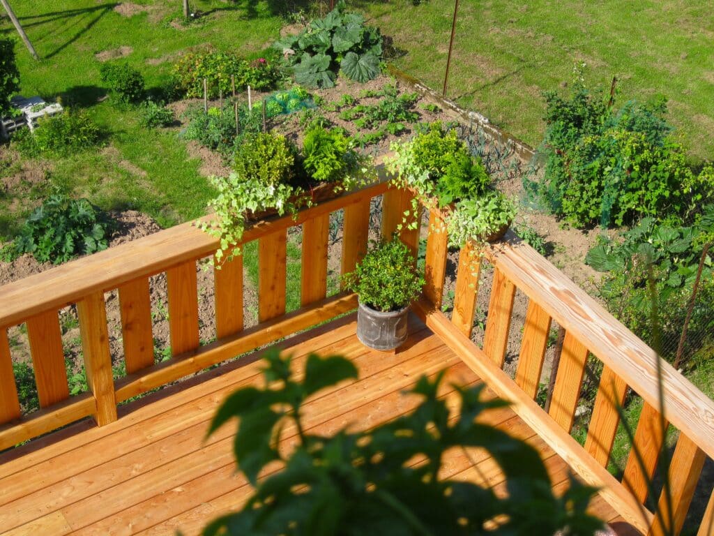 Vue surélevée d’une terrasse avec garde-corps en bois.