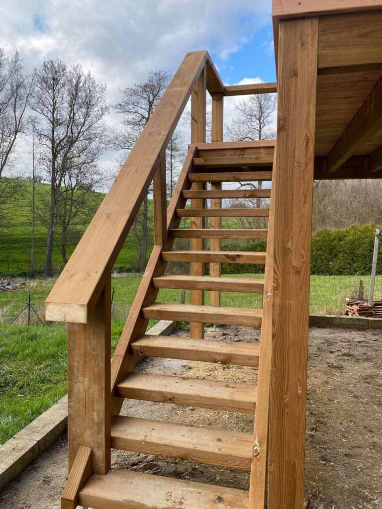 Escalier en bois extérieur reliant différents niveaux d’un jardin ou d’une terrasse.