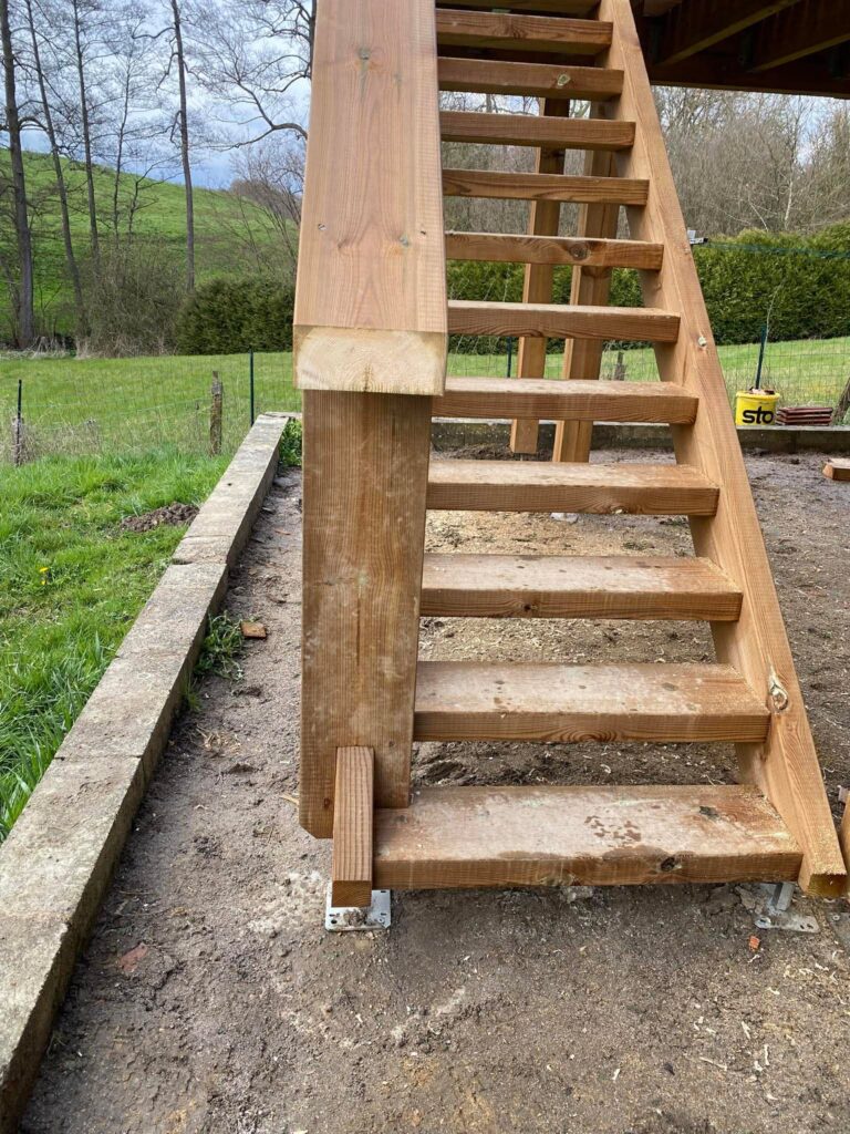 Escalier de terrasse permettant l’accès entre le jardin et l’espace extérieur.
